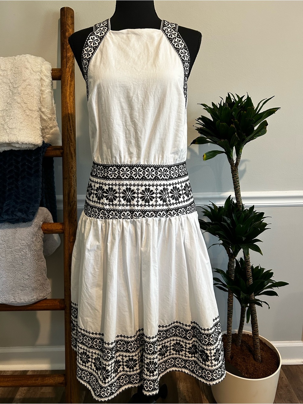 Ann Taylor White Midi Dress with Black Embroidered Accents Size 6